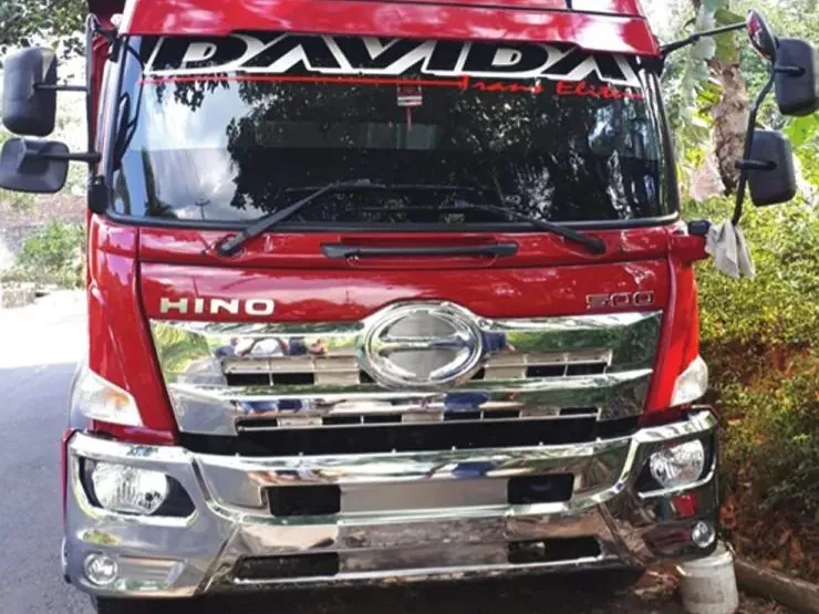 Hino 500 merah dengan grille dan bumper krom / Red Hino 500 with chrome grille and bumper